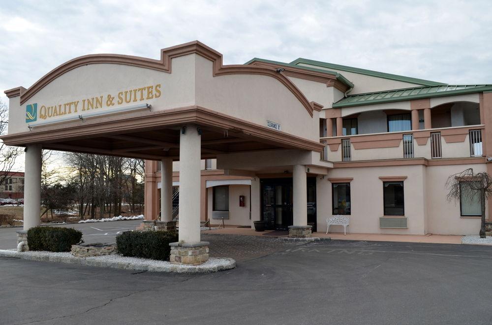 Comfort Inn & Suites Quakertown Exterior photo