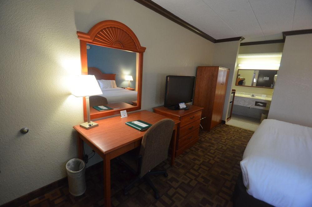 Comfort Inn & Suites Quakertown Exterior photo