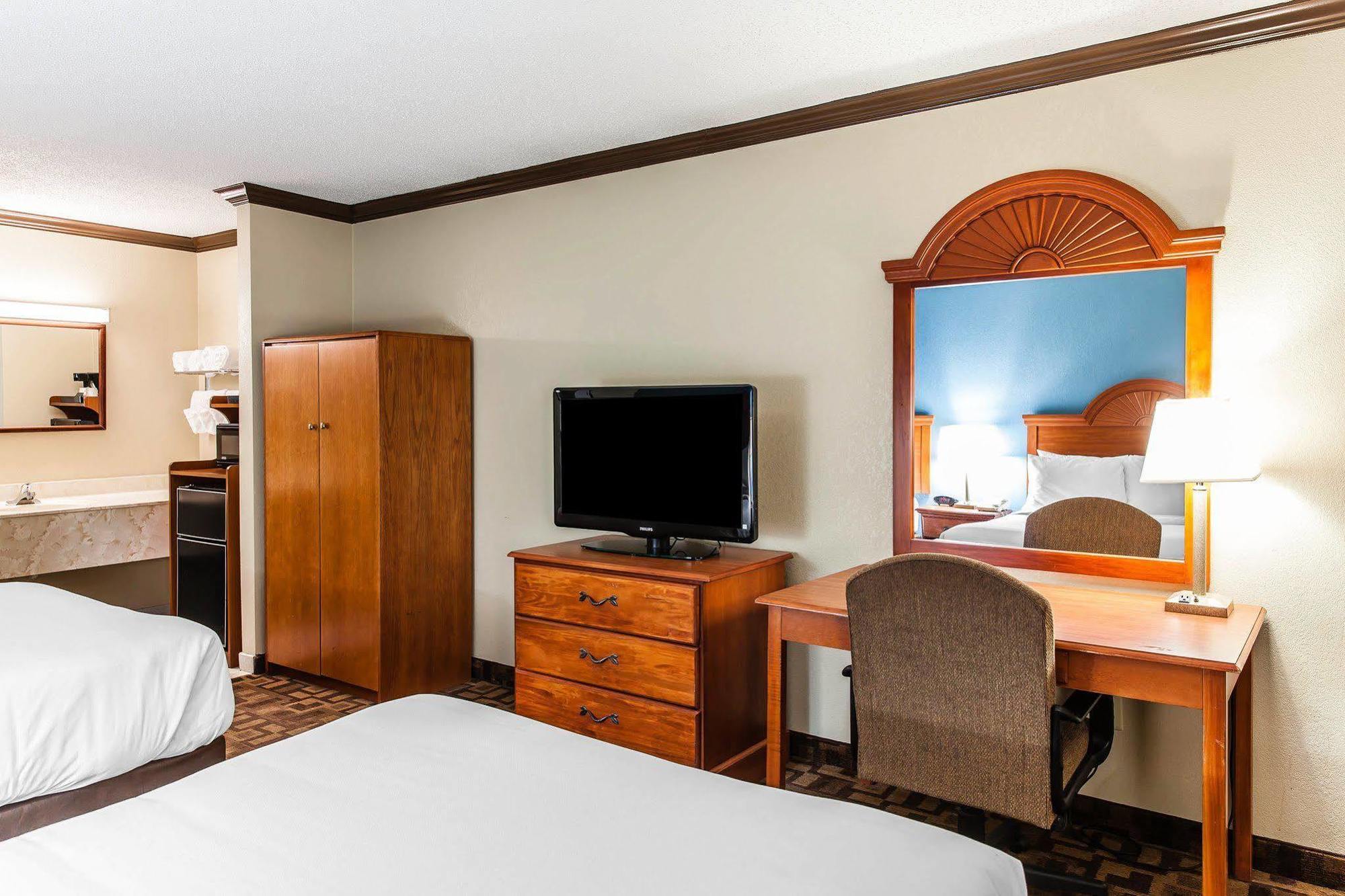 Comfort Inn & Suites Quakertown Exterior photo