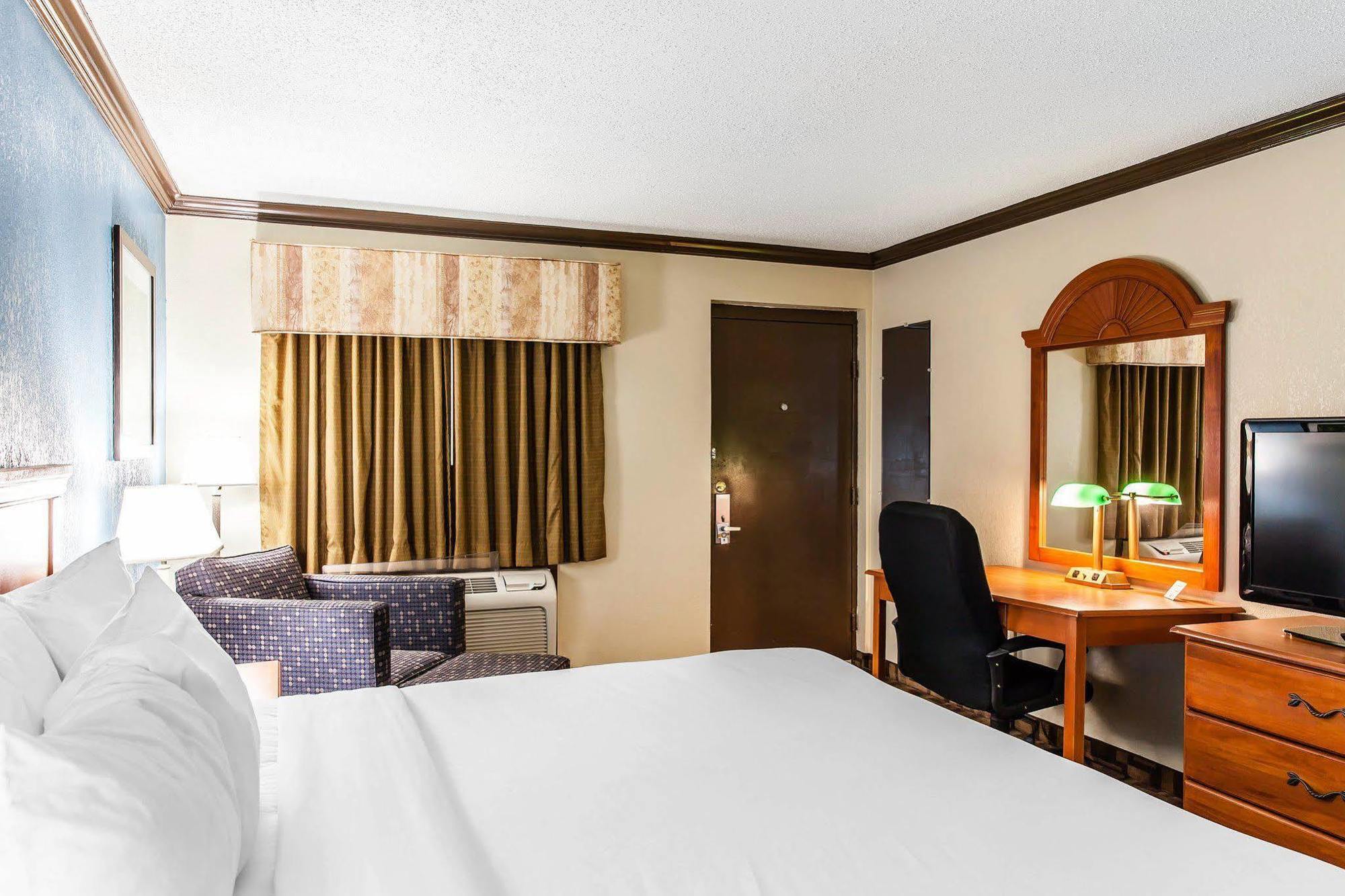 Comfort Inn & Suites Quakertown Exterior photo